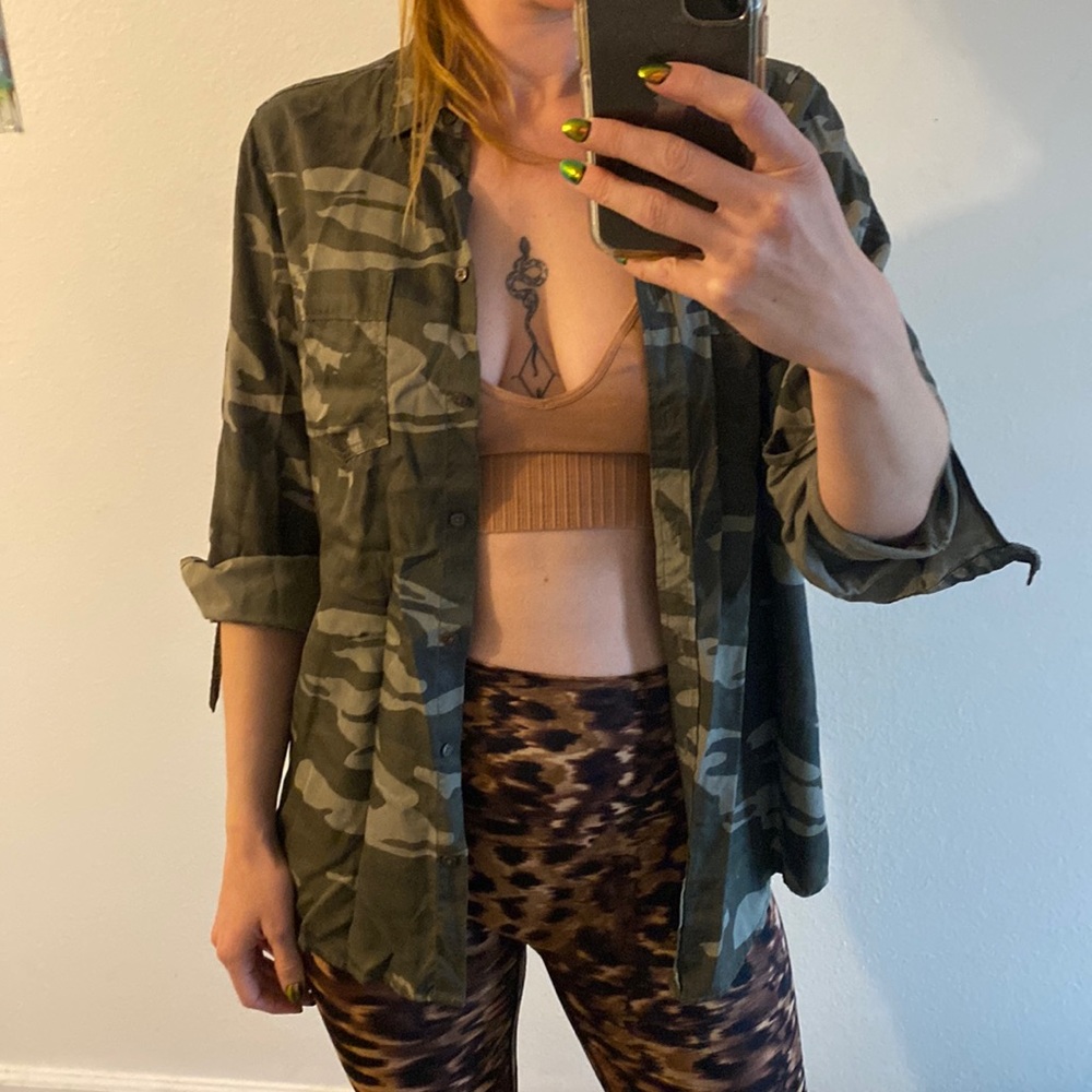 🦄 3/$15 SALE! Express Camo Buttondown